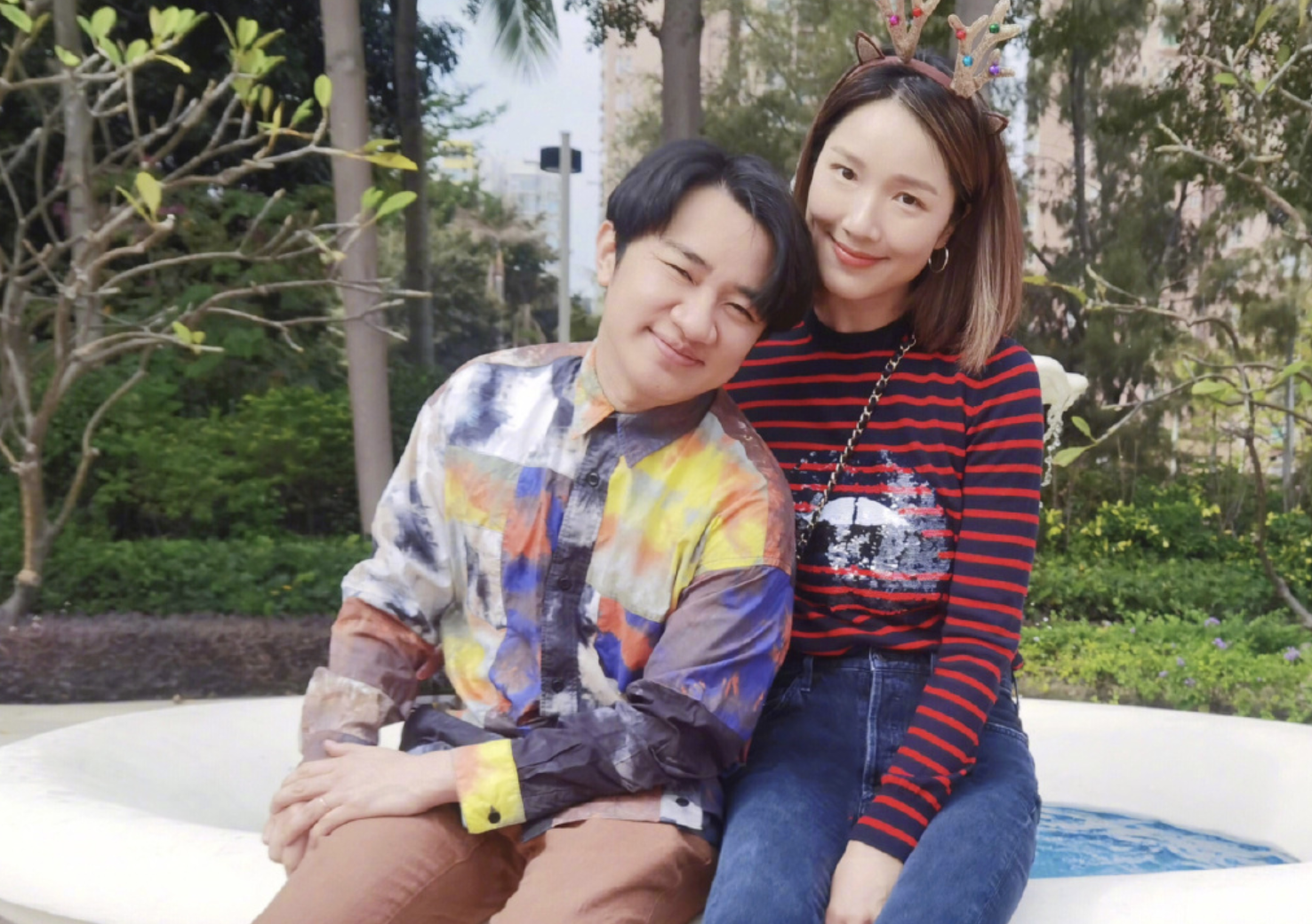 王祖蓝陪妻儿出游，李亚男牵手女儿秀超模身材，姐妹俩呆萌可爱