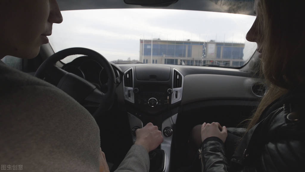 丈夫多次提出同归于尽，妻子将其“反杀”，如何评价妻子的行为？