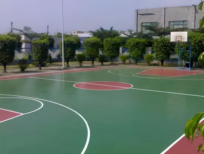 学校篮球场想要翻新，最适合选择哪一种球场材料