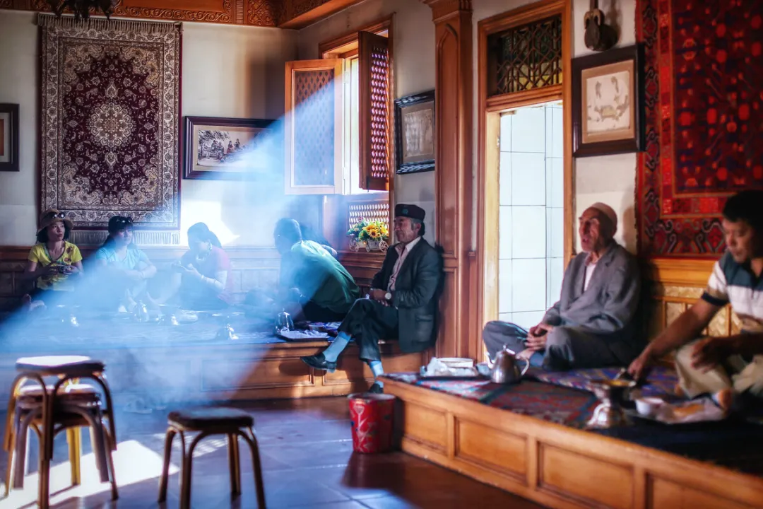 静坐百年：悠享岁月沉淀的休闲时光