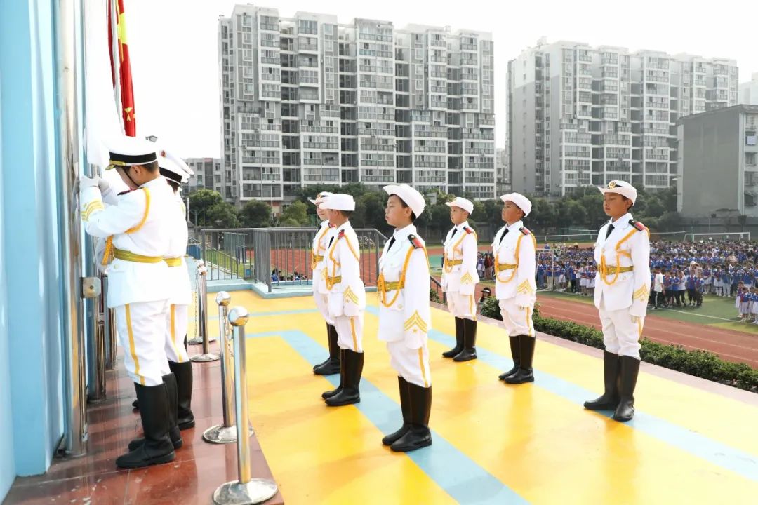 成都市双流区棠湖小学举行“交通安全主题”升旗仪式