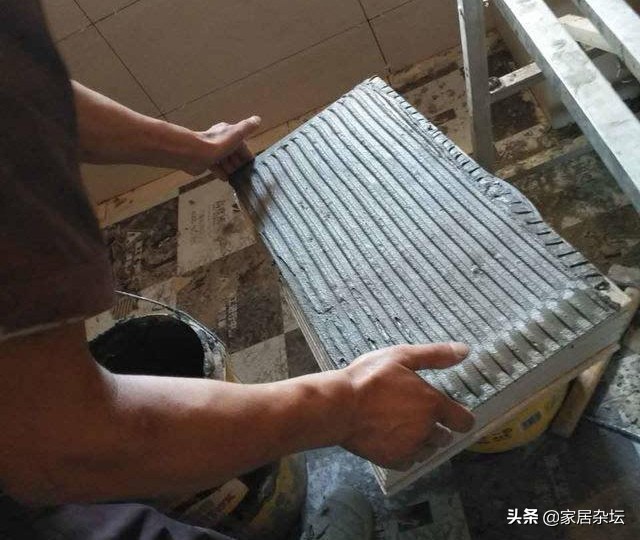 家里装修贴墙砖，担心瓷砖脱落，方法很重要，这3步要做对