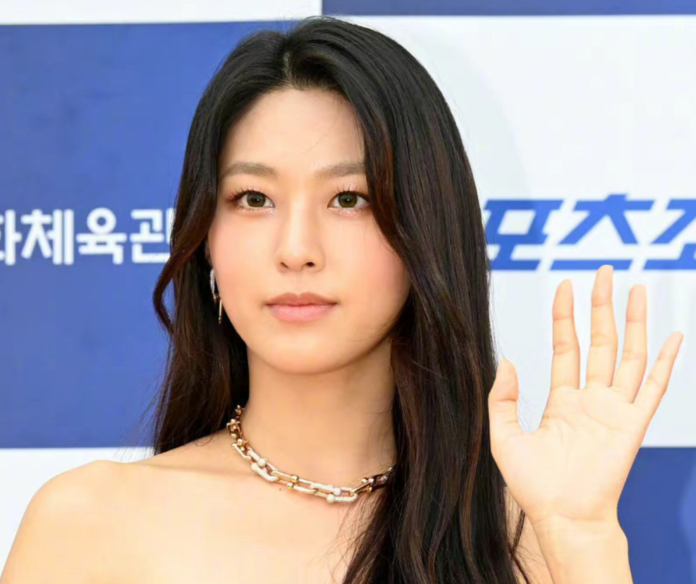 韩国青龙大赏明星生图！没了滤镜颜值集体掉线，金高银发际线堪忧