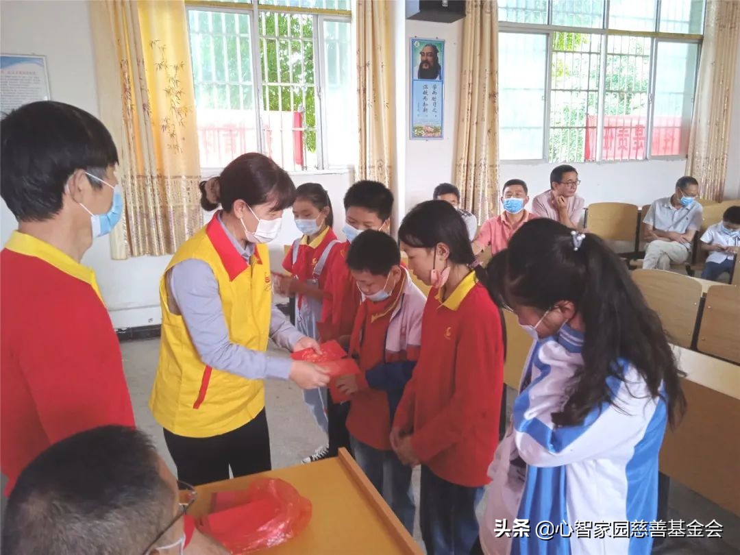 颁发第二期“众爱燃梦一对一助学金”，为孩子的梦想保驾护航