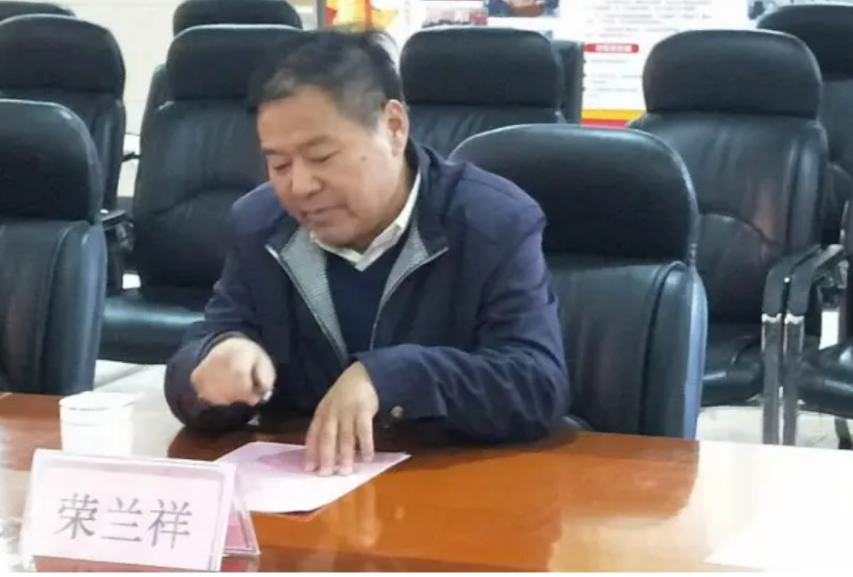 送妻女入狱，跨省打岳父，起底蓝翔创始人一地鸡毛的家族恩怨