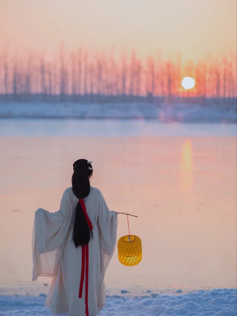 520特集-关于爱情遗憾唯美诗词：又是一年情意时，旧人可曾倚身旁