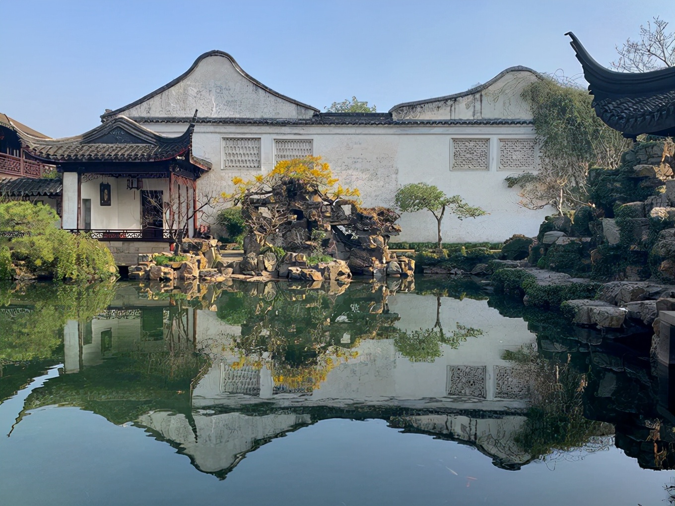 景区位于苏州古城西南隅,古迹众多,人文景观丰富.