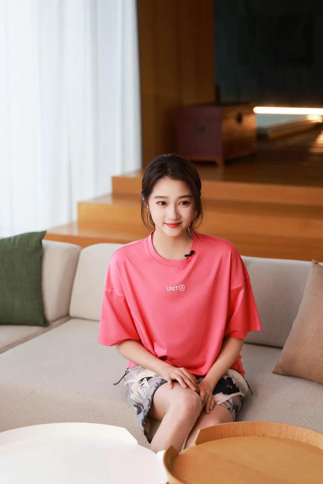 关晓彤近期穿搭