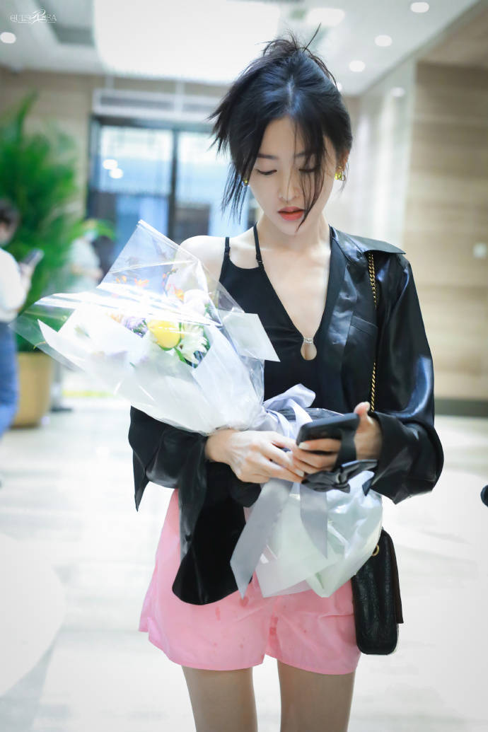 张天爱综艺上班路透曝光 穿皮衣配粉裤性感优雅