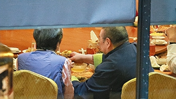 倪匡离世，晚年悉心照顾脑退化太太：我剩下一口气也想留在她身边