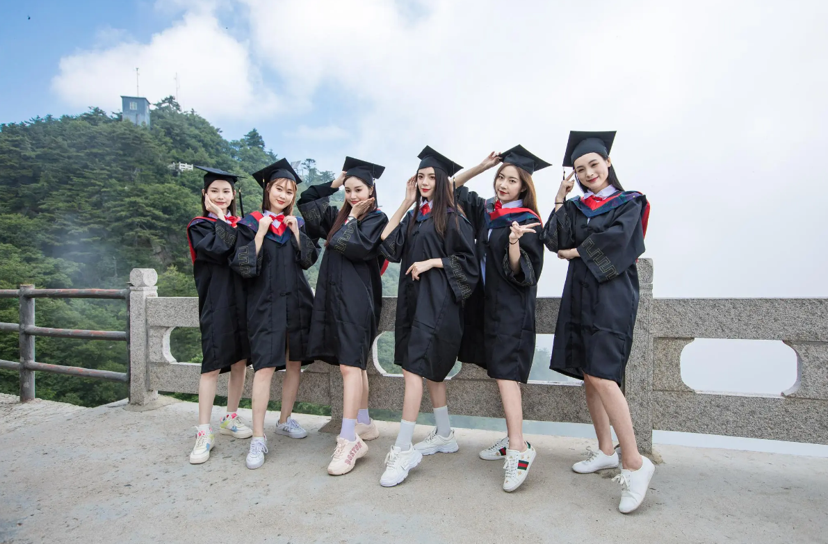 专科生不属于大学生？穿“学士服”拍照被本科生质疑，称其没资格