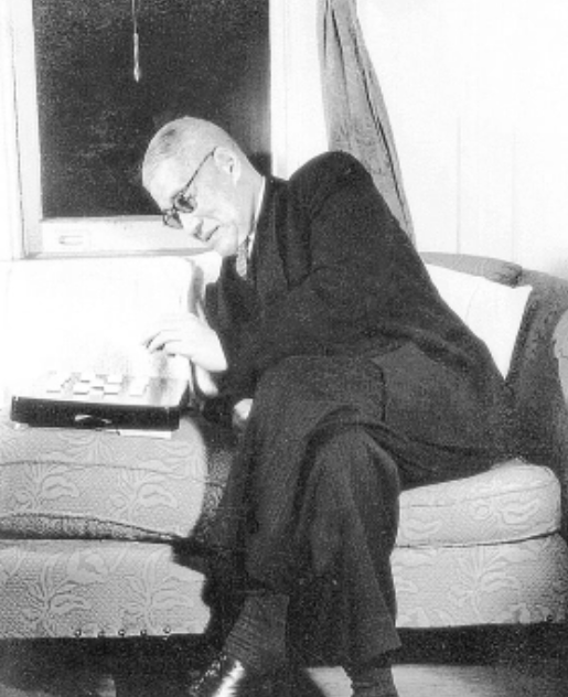 1975年蒋介石生命最后一天，蒋经国日记中记载：父亲问起张伯苓