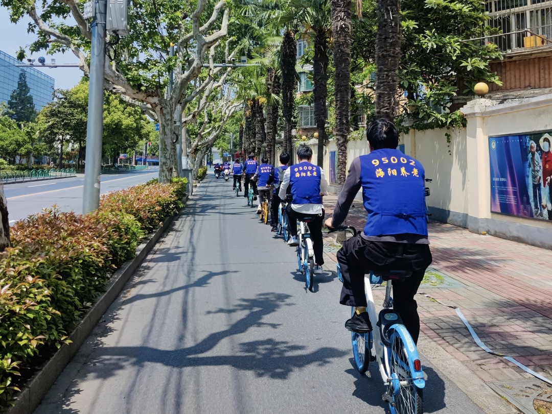 海阳集团心系老人｜干部变身骑行侠为长护险重度老人赠送生活物资