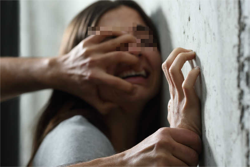 一女大学生被男子尾随，大学生：别伤害我，我给你1千你去嫖娼
