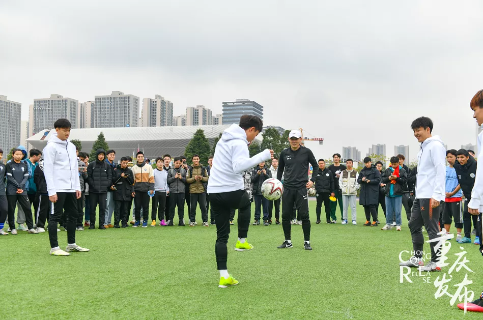 02年世界杯孙继海作用(孙继海，重庆大学足球队荣誉总教练！)