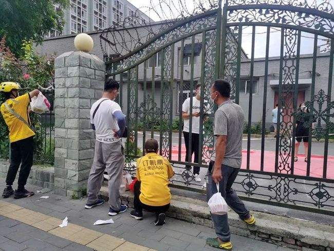 大学生假期封校，学校食堂“幸灾乐祸”，打出一行标语挑衅满满