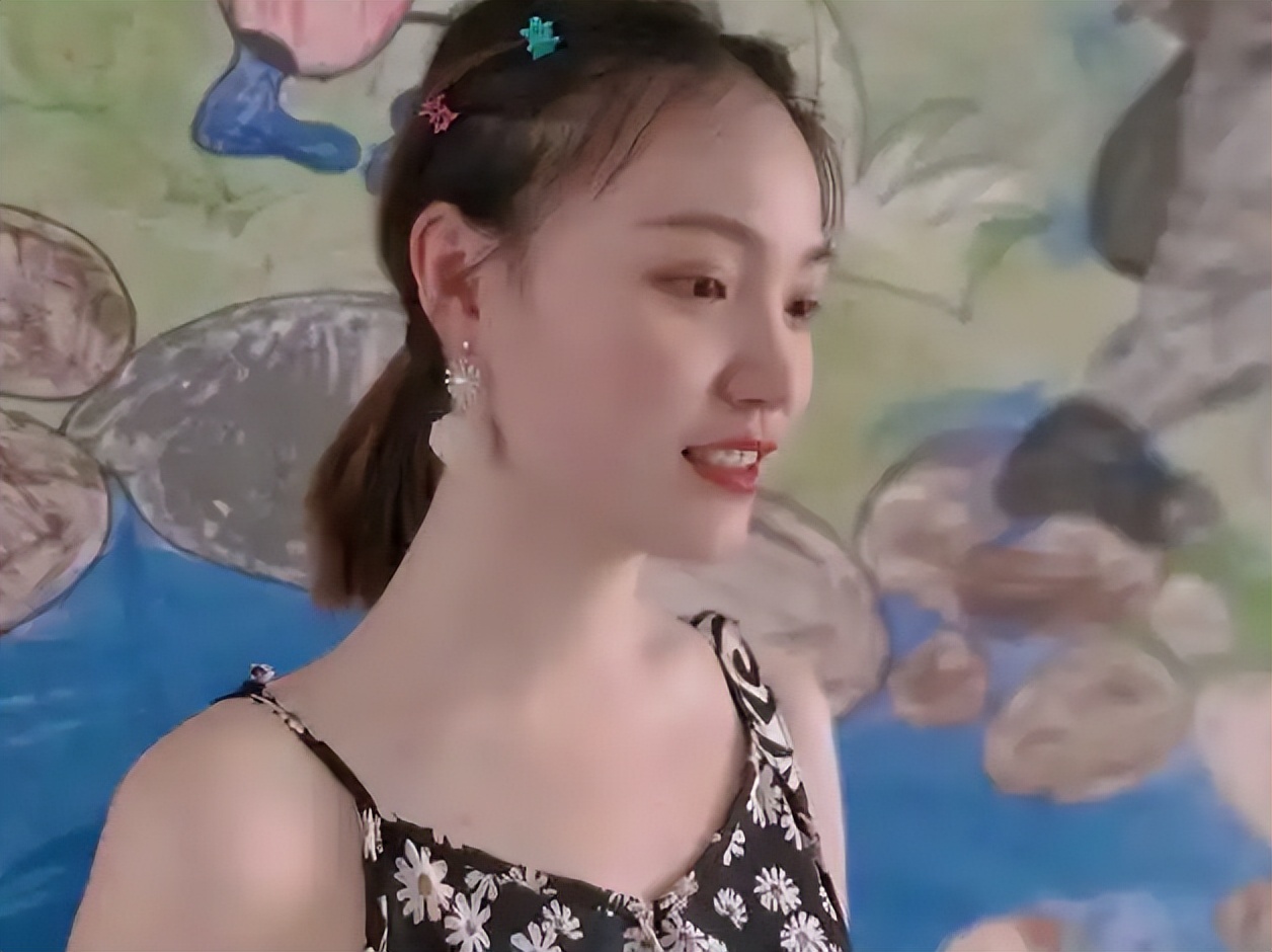 男大学生晒“心机”女生，上课精心穿搭，每天都不重样让人难忘