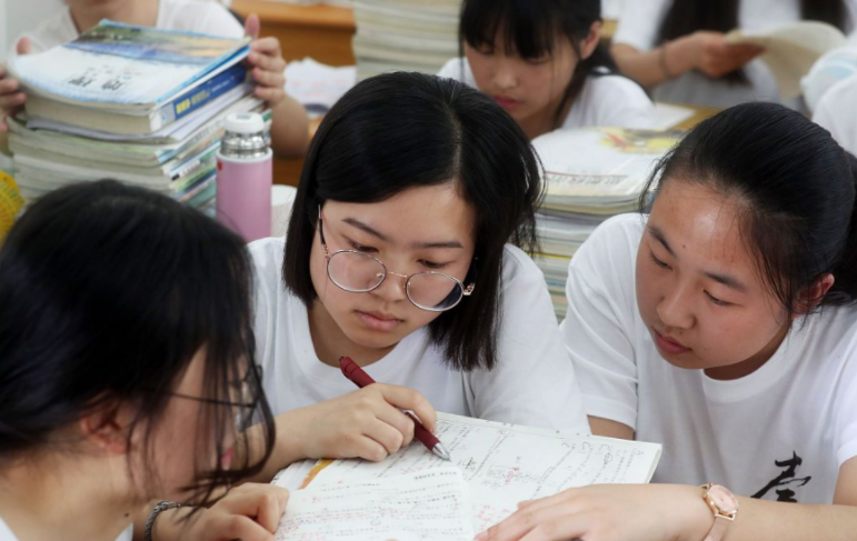 “取消高考复读”呼声渐高，一个相关新规定，让2022届考生心慌