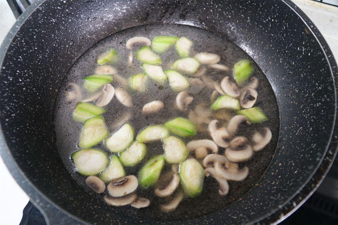夏天，絲瓜和口蘑是絕配，煮湯喝好喝營養，很多人還不知道做法