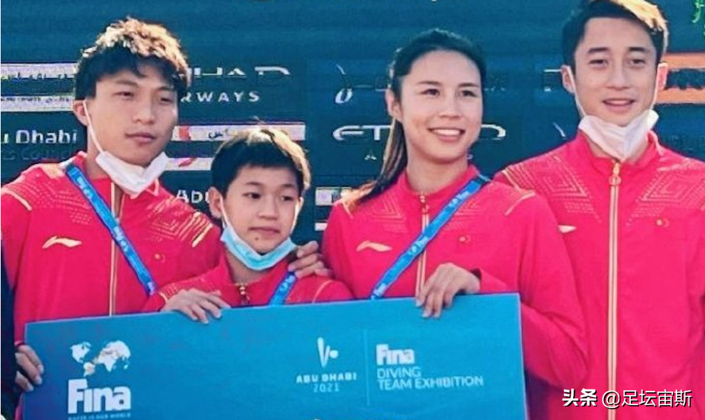 全红婵解封出关返回北京，穿衣单薄手指冻红，被保安查验忙找证明