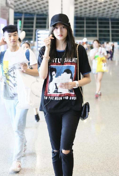 关晓彤穿得越普通越好看，简简单单的短袖，比礼服还适合她