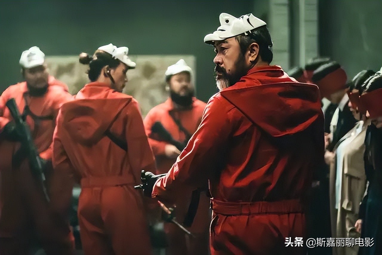 同样是人海战术，把《纸钞屋》和《鱿鱼游戏》对比，差距就出来了