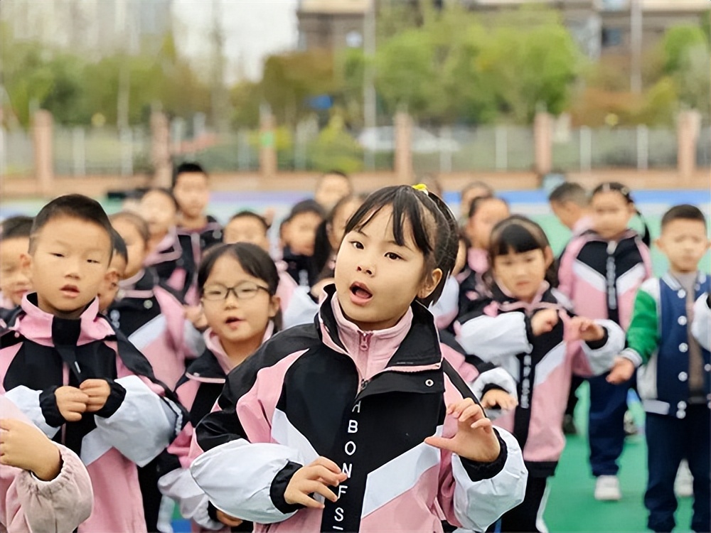 五谷飘香——东坡区齐通幼儿园开展国旗下活动