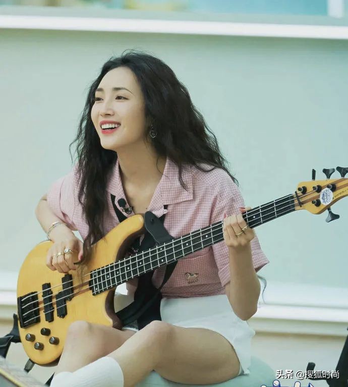 王紫璇《野蔷薇》造型好惊艳，复古卷发又美又飒，甜美帅气两不误