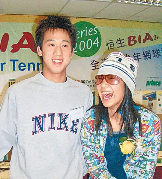 35岁歌手官宣三胎！巅峰期闪婚嫁初恋，神仙爱情感动网友：要幸福