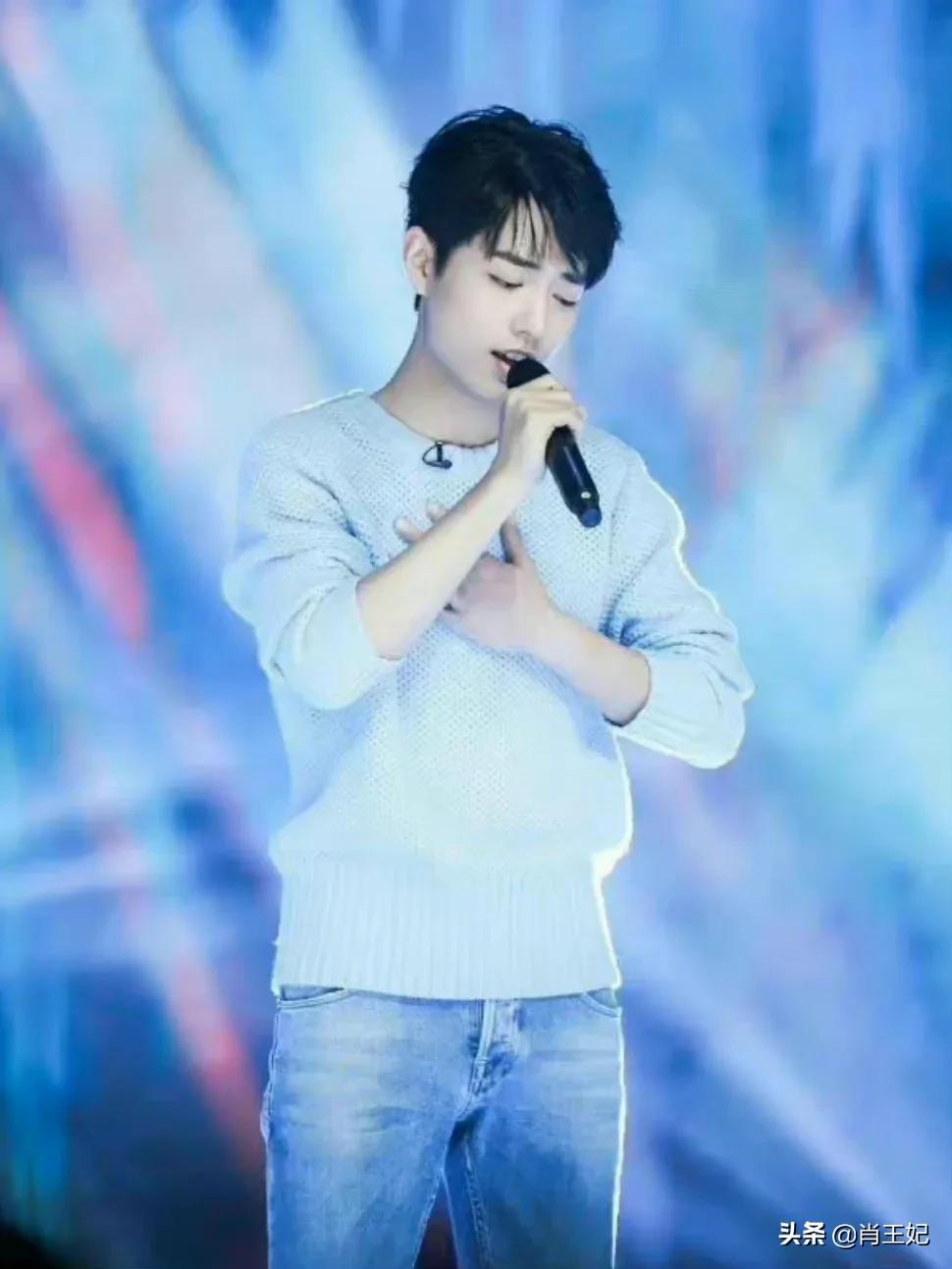 桃桃的一组生图,肖战的眼睛真好看,灵气逼人鲜花与少年绝配