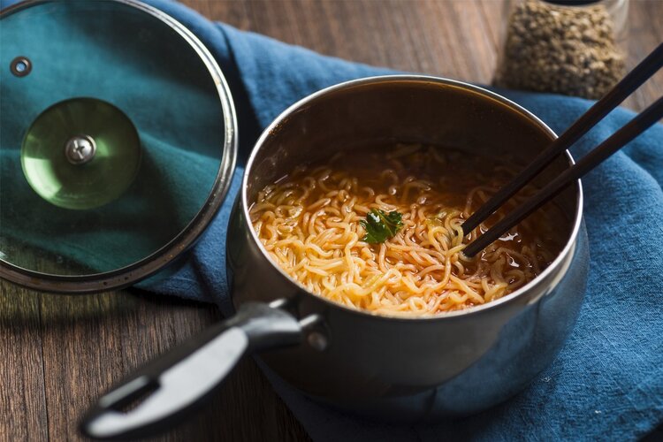 方便面吃多了会致癌？世卫组织：真正致癌的这6种食物，尽量少碰