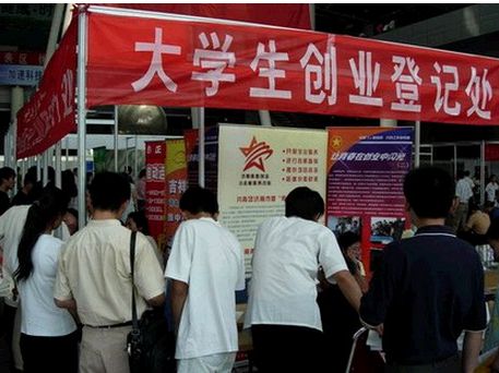 2009年，上海女硕士带母求学被拒自杀，校方回应：可赔偿，不道歉