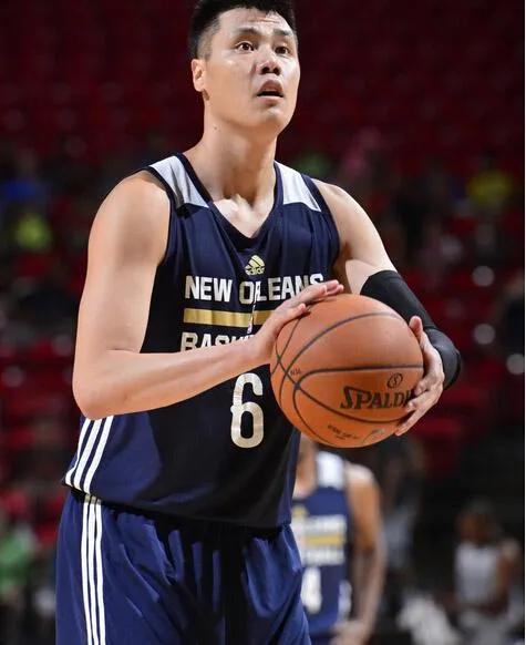 中国人有哪些进过nba(中国都有哪些人进过NBA，有状元身份的，有科比钦点的)