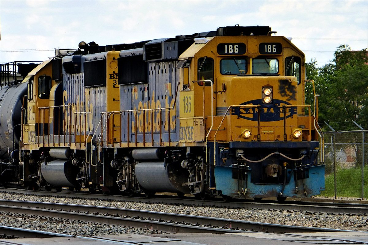 美国加州的货运火车,美国的铁路运输还是非常发达的.