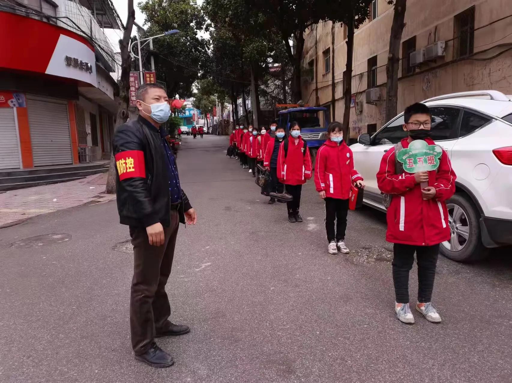 荆紫关镇一小：小手拉大手 文明驾乘行