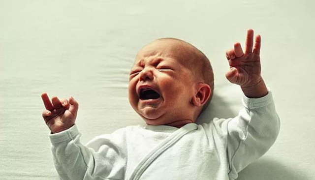 为啥宝宝睡觉时会突然大哭？提醒：或与这4个因素有关，别忽略了