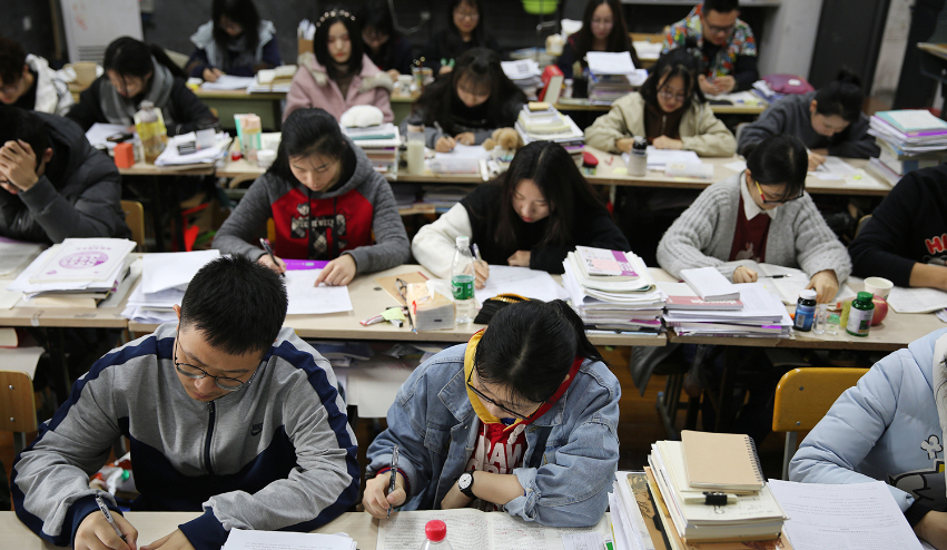 2009年，何川洋裸分全市第一，父亲为加分篡改民族，北大直接拒录