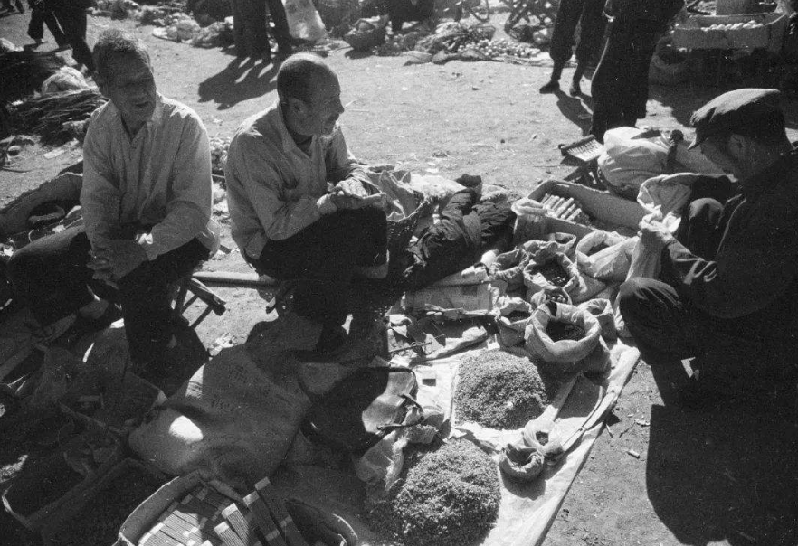 2005年独臂父亲参加家长会被笑话，校长发现父亲是救命恩人后下跪