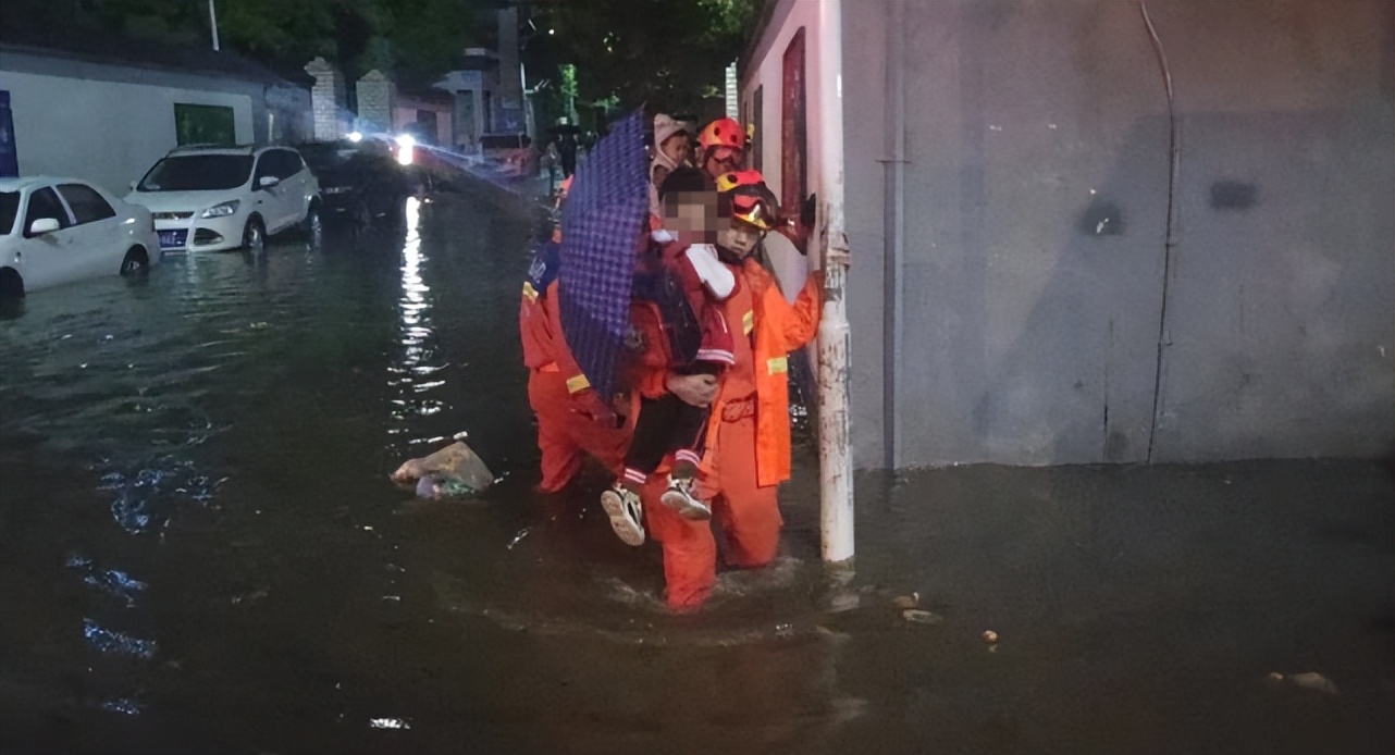 昨天，一场暴雨袭击贵阳！市区多路段出现内涝，消防紧急救援