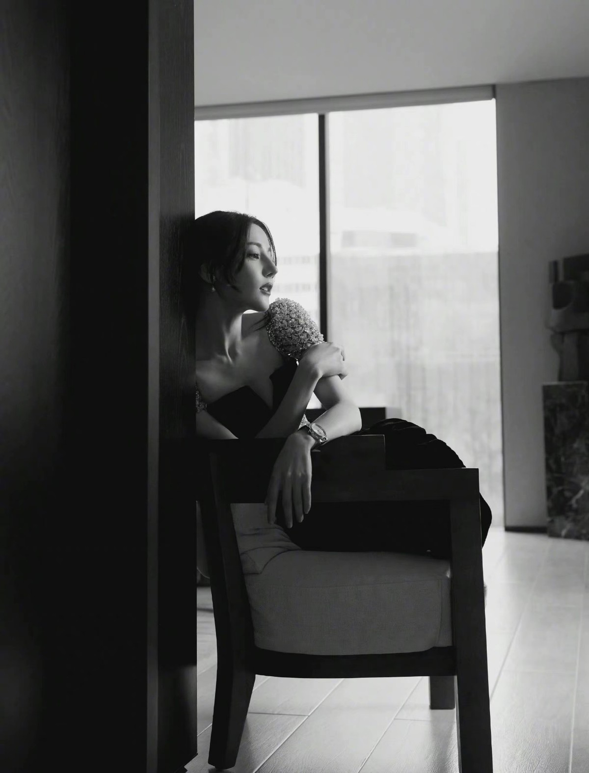 热巴最新红毯造型又封神!光脚穿黑色珠绣礼服,连脚趾头都是美的