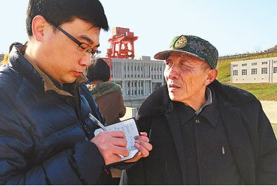 2005年独臂父亲参加家长会被笑话，校长发现父亲是救命恩人后下跪