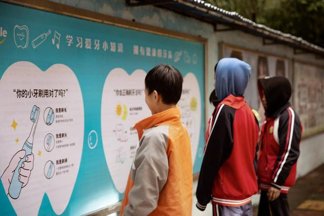 龋齿可以通过刷牙改善吗（为了预防龋齿3岁以上学龄前儿童最好()刷牙）