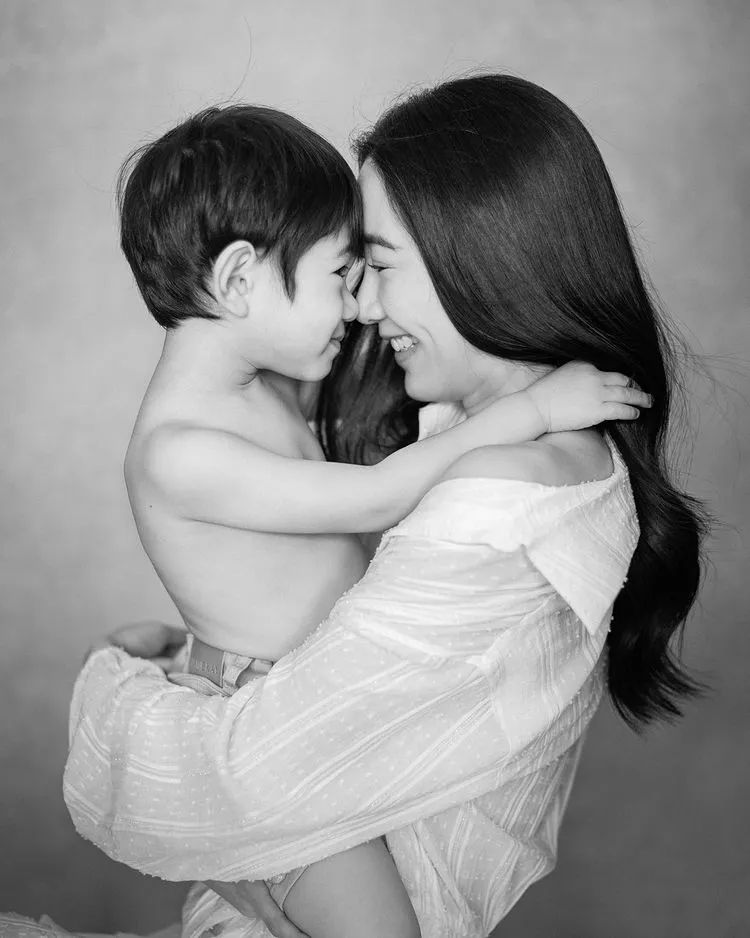 35岁歌手官宣三胎！巅峰期闪婚嫁初恋，神仙爱情感动网友：要幸福