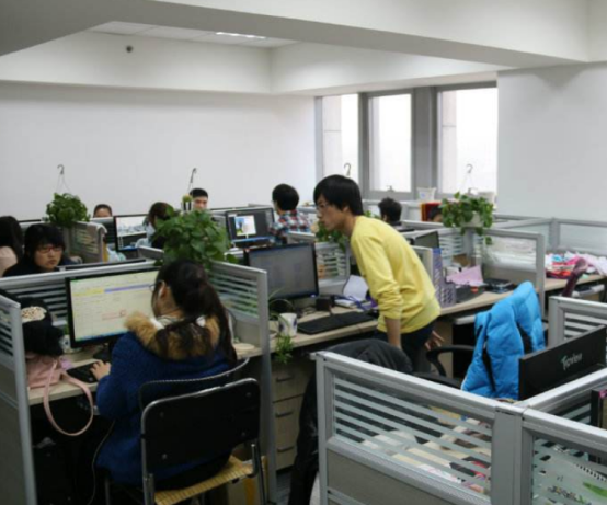 湖南小伙大二退学创业，22岁成千万富翁，23岁为她在海南卖水果