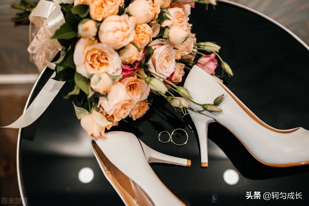 婚姻是两人共同成长的旅程，唯有理解与包容，才能携手走过风雨，成就深情岁月。