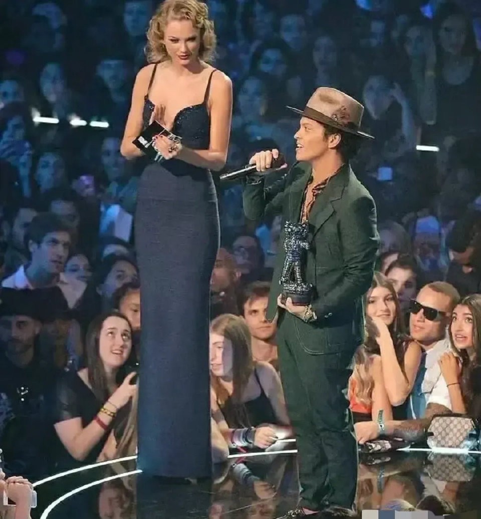 维密秀砸重金请大牌歌手，2012年嘉宾最给力，24岁蕾哈娜开演唱会