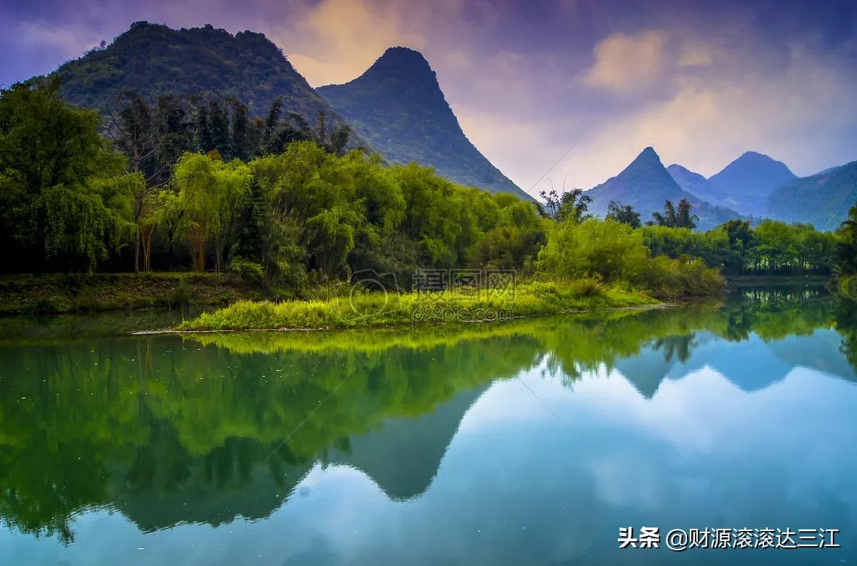 群峰倒影山浮水，无山无水不入神