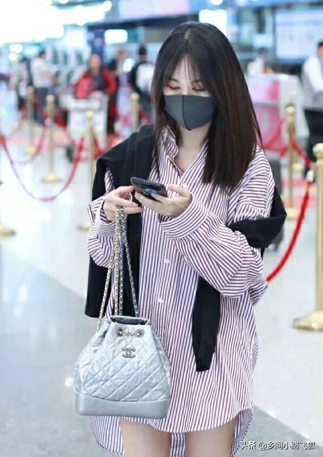 李菲儿穿条纹衬衫秀美腿 对镜比V可爱露甜笑