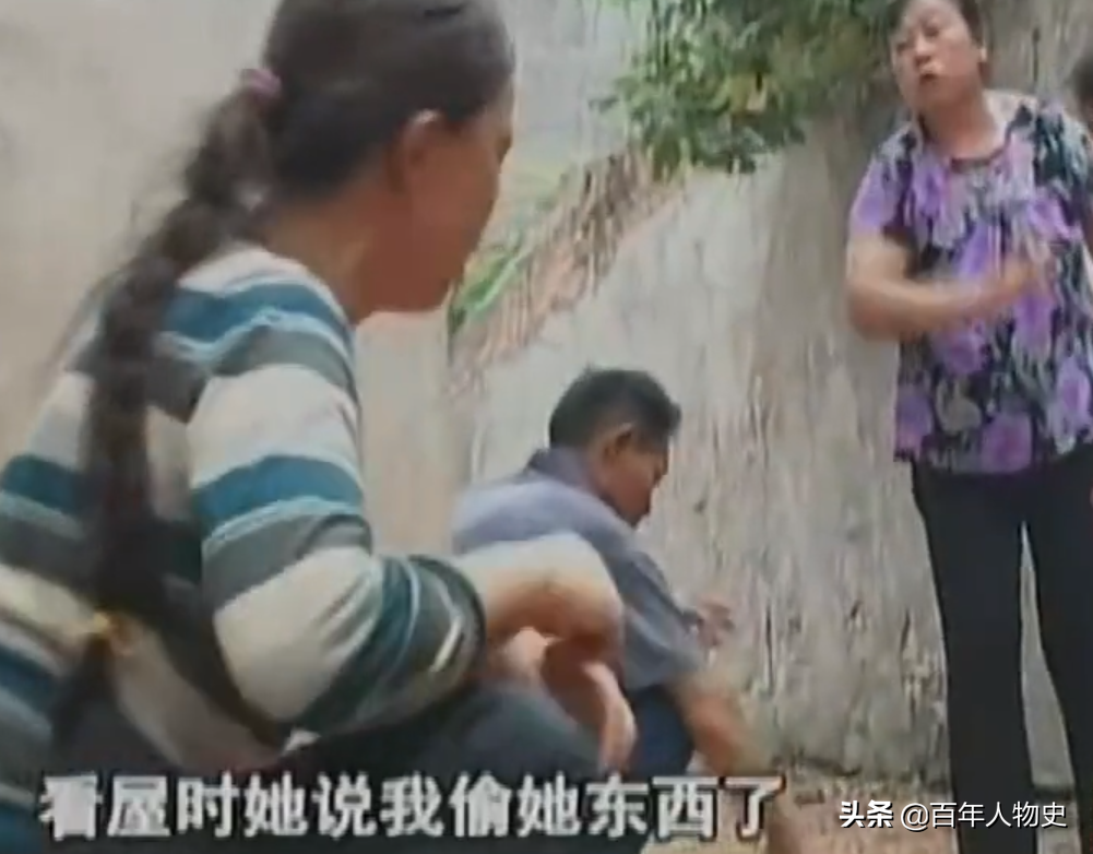 湖南83岁失明老妇住猪圈，4个子女不管不顾，儿子：住猪圈挺好的