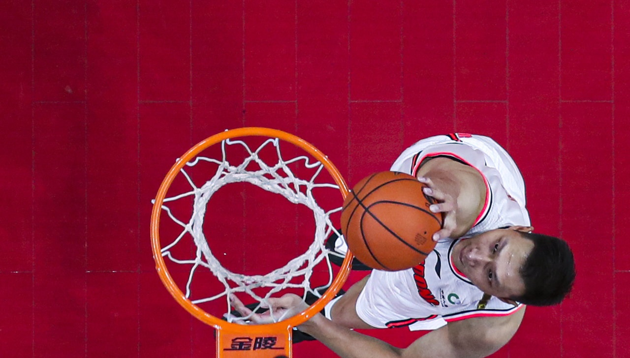而且让球迷欣慰的是,易建联上半场比赛一共上演了3次扣篮好戏,身体